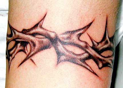 Tatuaje de brazalete spiniferous.