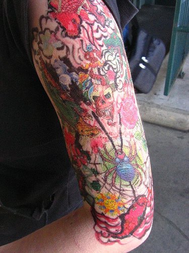 Koi con araña tatauje en color en la manga