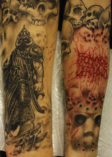 Schön gestaltetes Tattoo von Ritter unter Totenköpfen am Oberarm