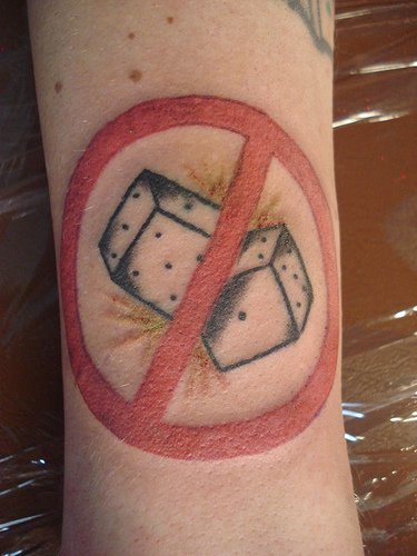 Tattoo mit verbietendem Zeichen am Arm