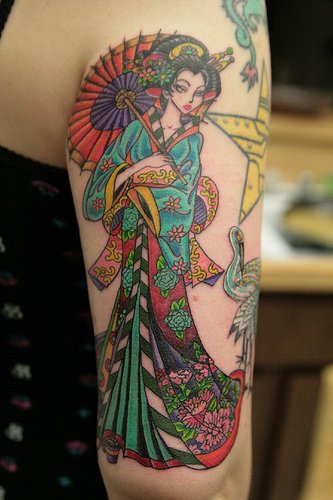 Tatouage sur le bras avec une geisha