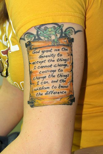 Schön gestaltetes Spruchtattoo am Arm