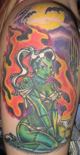 Tattoo von Versucherin mit Getränk am Arm
