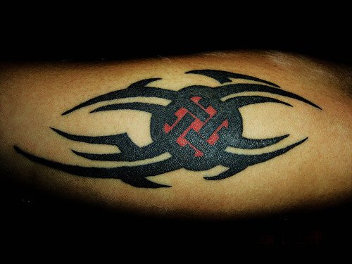 Tattoo von schön gestaltetem Kreis am Arm