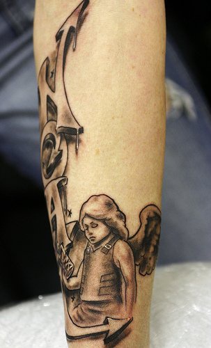 Noa le tatouage sur le bras avec un ange