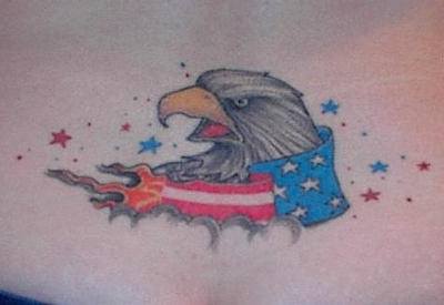 Aquila in fiamma e bandiera americana tatuaggio