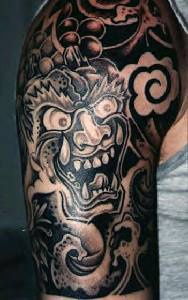 Tatuaje en el hombro del demonio Oni en el mar negro.