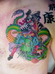 Samurai kämpft mit grünem Drachen Tattoo