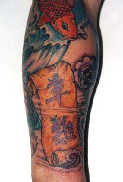 Manoscritto e carpa giapponese tatuati sul braccio