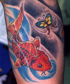 Koi-Fisch mit Schmetterling Kunstwerk Tattoo