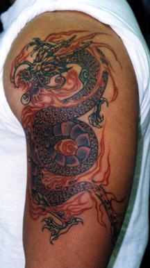 Tatuaje en el brazo de un épico dragón rojo en llamas.