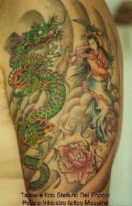 Le tatouage de dragon vert avec une femme japonaise sur l"épaule