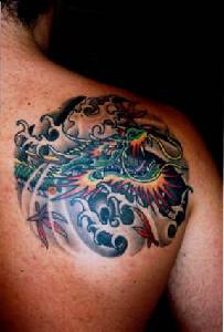 Tatuaje de estilo asiático de un dragón verde.