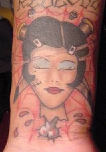 Tatuaje en color de la cabeza muerta de una geisha.