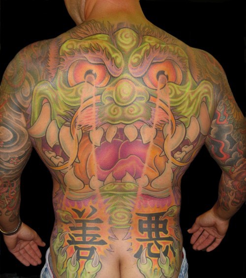 Colorato dragone asiatico tatuato su tutta schiena