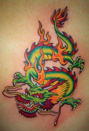 Asiatico dragone verde tatuato