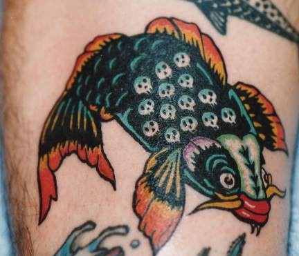 Bonito tatuaje el pez estilo asiático en la espalda
