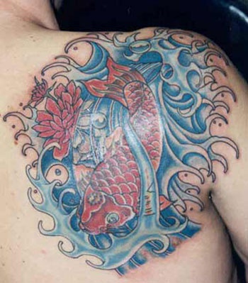 Tatuaggio impressionante carpa giapponese sulla spalla
