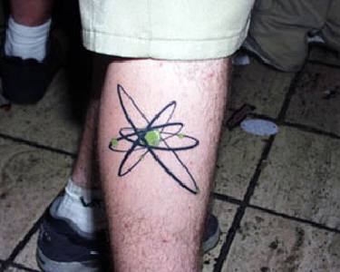 Símbolo del átomo tatuaje en la pierna