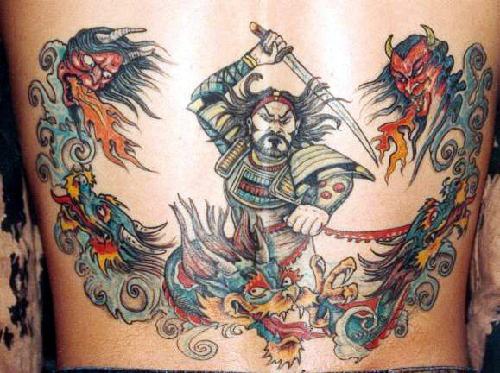 Samurai con Katana montando a un dragón con obra de arte.