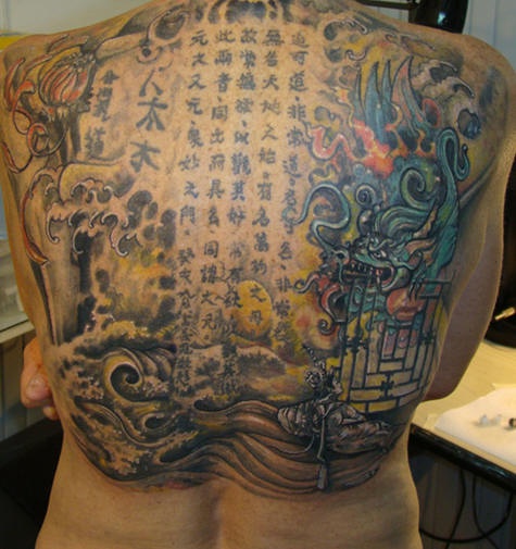 Tatuaje en la espalda de un manuscrito asiático con un dragón.