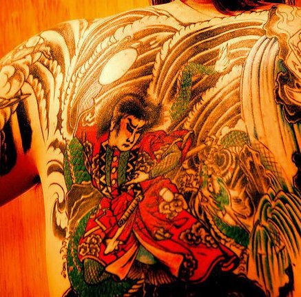 Tatuaje en espalda hombre luchando estilo asiático