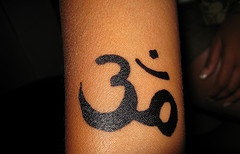 Le tatouage du symbole d&quotAum
