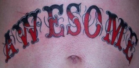 Tatuaje palabra awesome en vientre