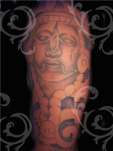 Tatuaje en el hombro de un jefe azteca.