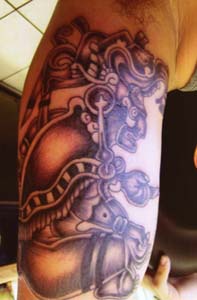 Tatuaje en el brazo de un shaman azteca.