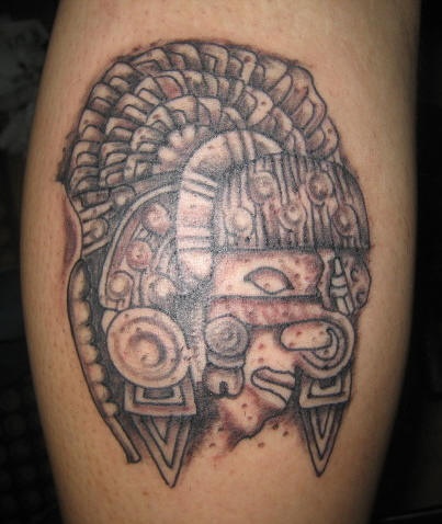 Le tatouage d'une guerrière aztèque en vue de près