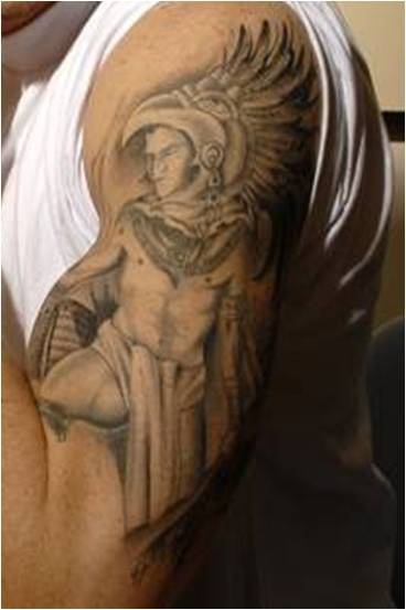 Tatuaje en la mano de un guerrero azteca con plumas.