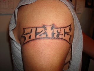 Tatuaje en el hombro de escritura azteca.