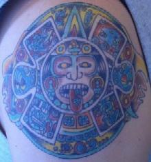 Tatuaje coloreado de una piedra de sol azteca.