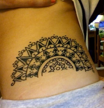 Le tatouage d&quotentrelacs aztèque en noir