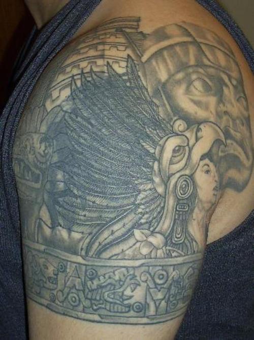 Tatuaje de un shaman tribal con ojo y plumas.