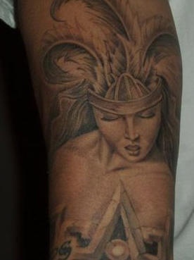 Le tatouage d'une fille aztèque avec des plumes détaillée