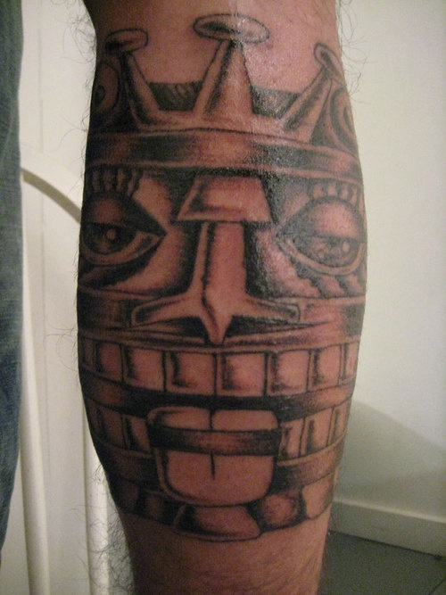 Tatuaje abstracto de arte azteca.