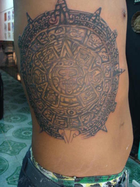 Un gros tatouage de calendrier aztèque en pierre