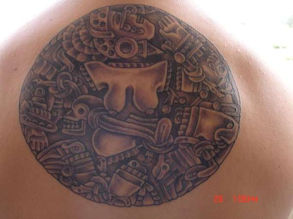 Tatuaje azteca en circulo de tracería.