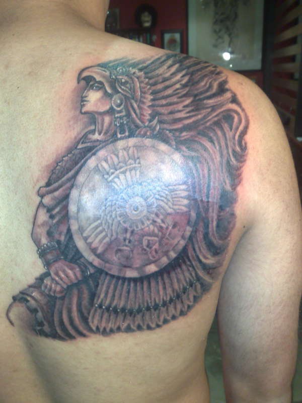 Guerriero dei Aztechi sulla spalla tatuato