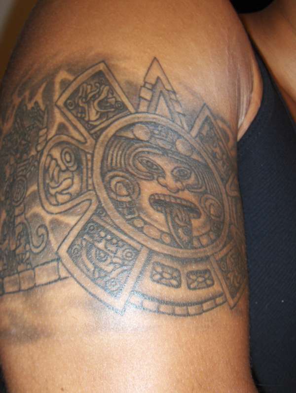Monolito del calendario Aztechi tatuato sul braccio
