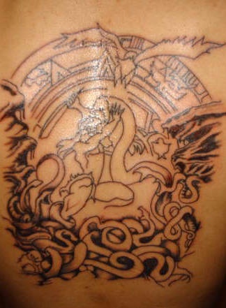 Le tatouage d&quotune bataille d&quotun serpent avec un maya
