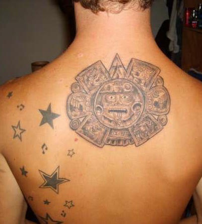 Monolito del calendario Aztechi tatuato sulla schiena