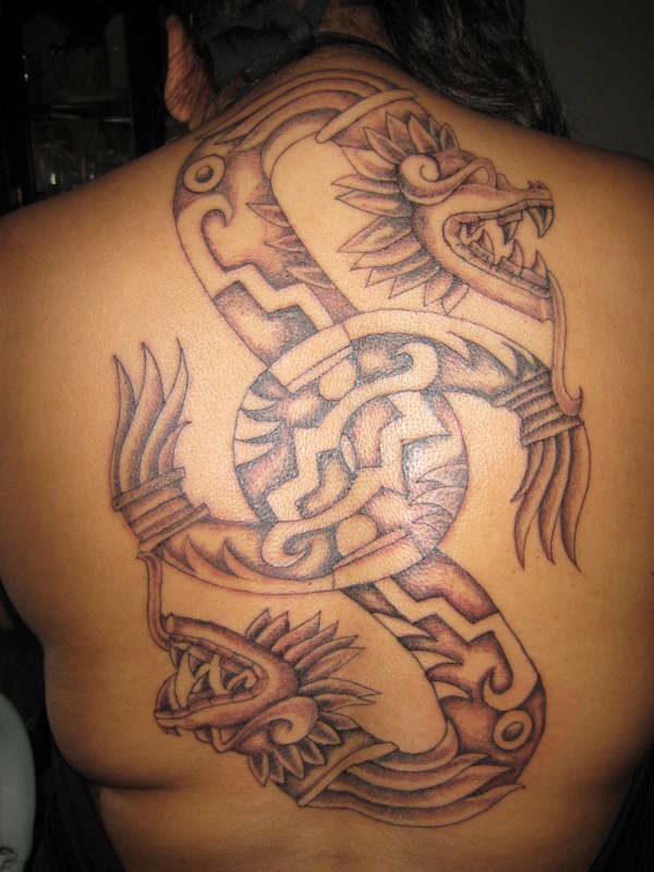 Tatuaje en la espalda de una gran serpiente azteca.