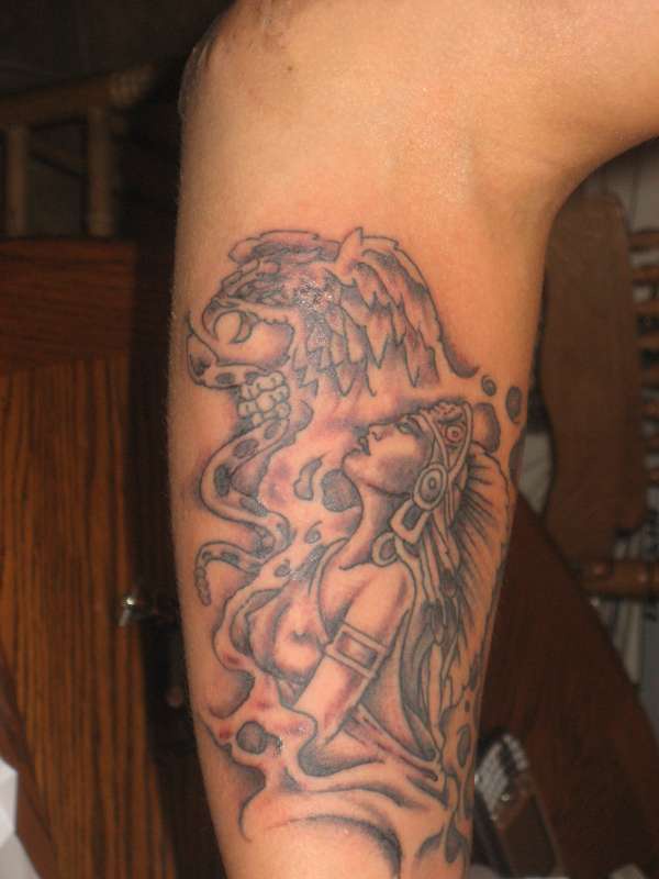Tatuaje de una chica chaman azteca.