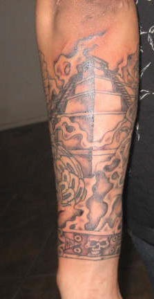 Tatuaje en la mano de una pirámide azteca.