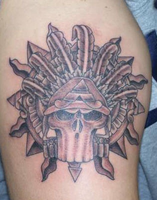 Tatuaje de un guerrero tribal con plumas.