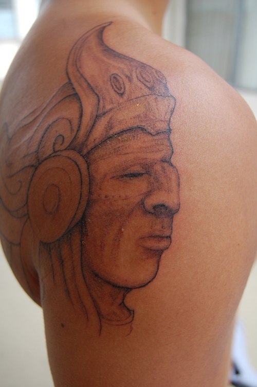 Tatuaje coloreado de un perfil de jefe azteca.