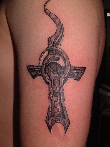 Le tatouage sur le dos avec un croix en style aztec